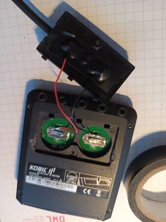 Isolierung der Batterieklemmen im Batteriefachdeckel