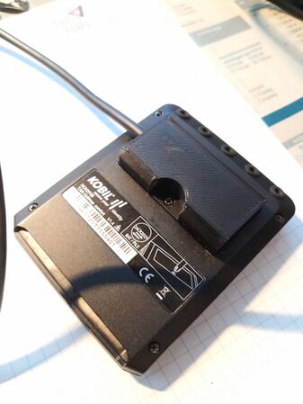 Der Batteriefachdeckel kann jetzt wieder verschraubt werden